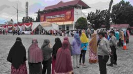 Antrian warga mengular di Operasi Pasar Murah Minyak Goreng PTPN 7 di Stadion Sumpah Pemuda PKOR, Way Halim, Bandarlampung, Senin (31/1). Foto: Netizenku.com