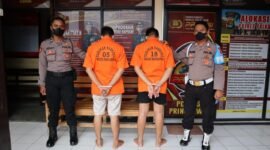 Dua pengedar sabu, AS dan AF, ketika diamankan di Rutan Polres Pringsewu pada Selasa (11/1). Foto: Netizenku.com