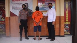 Pelaku pembalakan liar berinisial SG (61) warga Dusun Sukabumi ketika diamankan di Mapolres Pringsewu, Rabu (12/1). Foto: Netizenku.com