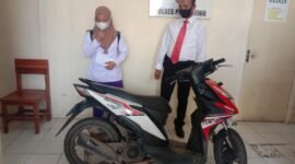 Kasat Reskrim Polres Pringsewu, Iptu Feabo Adigo Mayora Pranata, bersama korban curanmor, Niken Wulan Arta, dan motornya yang berhasil ditemukan kembali, Senin (17/1). Foto: Netizenku.com