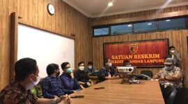 Koalisi Pembela Kebebasan Pers Lampung menyerahkan Legal Opinion atau Pendapat Hukum di Polresta Bandarlampung, Jumat (28/1). Foto: Netizenku.com