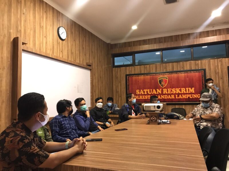 Koalisi Pembela Kebebasan Pers Lampung menyerahkan Legal Opinion atau Pendapat Hukum di Polresta Bandarlampung, Jumat (28/1). Foto: Netizenku.com