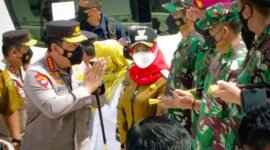Wali Kota Bandarlampung Eva Dwiana bersama Forkopimda Bandarlampung menyambut kedatangan Kapolri Jenderal (Pol) Listyo Sigit Prabowo di Graha Wangsa, Bumi Waras, Selasa (11/1). Foto: Netizenku.com