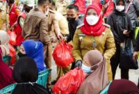 Wali Kota Bandarlampung Eva Dwiana membagikan bantuan sembako kepada warga terdampak TPA Bakung di Puskesmas Bakung, Telukbetung Barat, Selasa (11/1). Foto: Netizenku.com