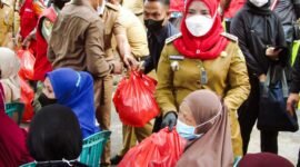 Wali Kota Bandarlampung Eva Dwiana membagikan bantuan sembako kepada warga terdampak TPA Bakung di Puskesmas Bakung, Telukbetung Barat, Selasa (11/1). Foto: Netizenku.com