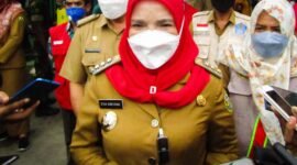 Wali Kota Bandarlampung Eva Dwiana usai membagikan bantuan sembako bagi warga sekitar TPA Bakung, Telukbetung Barat, Selasa (11/1) sore. Foto: Netizenku.com