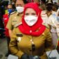 Wali Kota Bandarlampung Eva Dwiana usai membagikan bantuan sembako bagi warga sekitar TPA Bakung, Telukbetung Barat, Selasa (11/1) sore. Foto: Netizenku.com