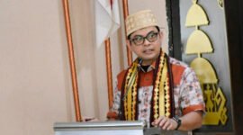 Anggota KPU RI Viryan Aziz meresmikan tiga aplikasi berbasis elektronik milik KPU Lampung pada Selasa (11/1) di Aula KPU Lampung. Foto: Dokumentasi KPU Lampung