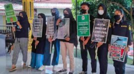 Aksi Walhi Lampung di Gedung DPRD Bandarlampung saat menyerahkan Kertas Posisi sebagai respon atas Perda RTRW Bandarlampung 2021-2040, Kamis (13/1). Foto: Netizenku.com