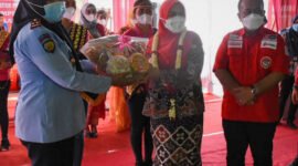 Wali Kota Bandarlampung Eva Dwiana (tengah) menerima produk kerajinan warga binaan Lapas Perempuan Kelas IIA Bandarlampung, Kamis (13/1). Foto: Netizenku.com