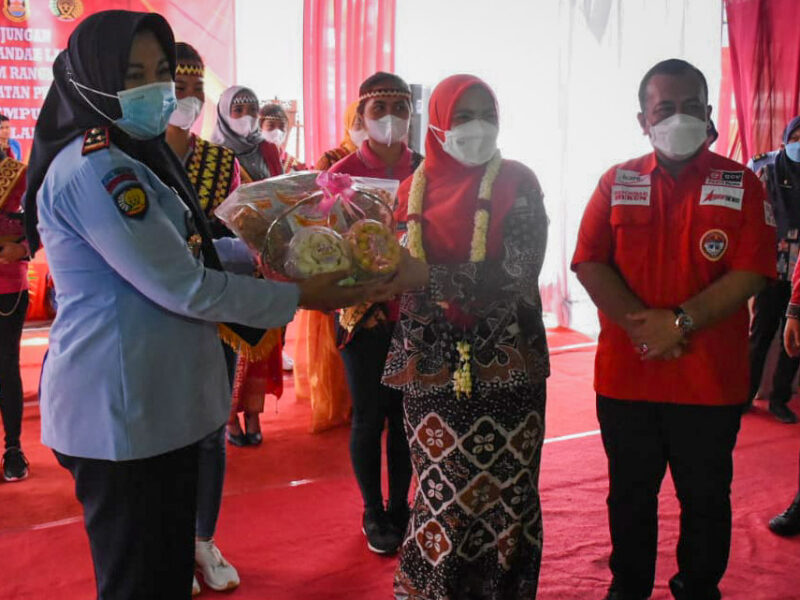 Wali Kota Bandarlampung Eva Dwiana (tengah) menerima produk kerajinan warga binaan Lapas Perempuan Kelas IIA Bandarlampung, Kamis (13/1). Foto: Netizenku.com