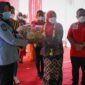 Wali Kota Bandarlampung Eva Dwiana (tengah) menerima produk kerajinan warga binaan Lapas Perempuan Kelas IIA Bandarlampung, Kamis (13/1). Foto: Netizenku.com