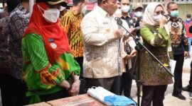 Gubernur Lampung Arinal Djunaidi didampingi Wali Kota Bandarlampung Eva Dwiana membuka Operasi Pasar Minyak Goreng di Pasar Kangkung, Telukbetung Selatan, Jumat (14/1). Foto: Netizenku.com