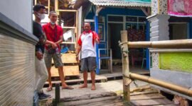 Yanto 'Colet' (kanan) Ketua RT 028/Lingkungan III, Gudang Lelang, Kelurahan Kangkung, Bumi Waras, bersama kontraktor yang akan membangun jalan lingkungan di wilayahnya, Sabtu, 11 Desember 2021. Foto: Netizenku.com