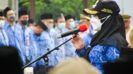 Wali Kota Bandarlampung Eva Dwiana menjadi Inspektur Upacara Apel Pagi di Lingkungan ASN Pemkot setempat, Senin (17/1). Foto: Netizenku.com