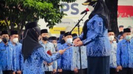 Wali Kota Bandarlampung Eva Dwiana menjadi Inspektur Upacara Apel Pagi di Lingkungan ASN Pemkot setempat, Senin (17/1). Foto: Netizenku.com