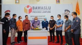 Anggota dan Sekretariat Bawaslu Lampung mendampingi Sekjen Bawaslu RI Gunawan Suswantoro memotong tumpeng dalam acara Tasyakuran dan Doa Bersama penempatan Sekretariat Bawaslu Lampung di Jalan P Morotai, Senin (17/1). Foto: Dokumentasi Bawaslu Lampung