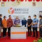 Anggota dan Sekretariat Bawaslu Lampung mendampingi Sekjen Bawaslu RI Gunawan Suswantoro memotong tumpeng dalam acara Tasyakuran dan Doa Bersama penempatan Sekretariat Bawaslu Lampung di Jalan P Morotai, Senin (17/1). Foto: Dokumentasi Bawaslu Lampung
