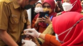 Wali Kota Bandarlampung Eva Dwiana menyaksikan salah satu ASN Pemkot divaksinasi Covid-19 booster pada acara Kick Off Vaksinasi Booster di Lantai 5 Parkir Gedung Semergou, Selasa (18/1). Foto: Netizenku.com