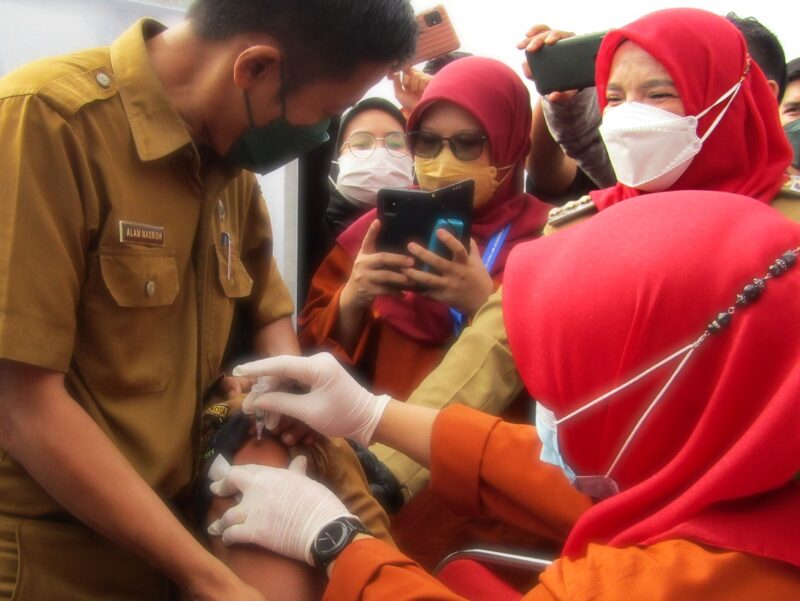 Wali Kota Bandarlampung Eva Dwiana menyaksikan salah satu ASN Pemkot divaksinasi Covid-19 booster pada acara Kick Off Vaksinasi Booster di Lantai 5 Parkir Gedung Semergou, Selasa (18/1). Foto: Netizenku.com