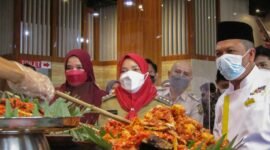 Wali Kota Bandarlampung Eva Dwiana (tengah) bersama Owner Nasi Kapau Uni Puti Hi Andi Kusnadi (kanan) saat meresmikan usaha kuliner Nasi Kapau Uni Puti di Jalan Pangeran Antasari, Kedamaian, Selasa (18/1). Foto: Netizenku.com