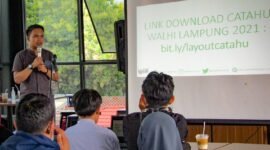 Direktur Eksekutif Walhi Lampung, Irfan Tri Musri, saat membuka acara Diskusi Awal Tahun dengan tema Catatan Kritis Keadilan Ekologis di Provinsi Lampung di RPP Cafe, Sumur Batu, Rabu (19/1). Foto: Netizenku.com