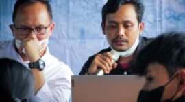 Manajer Advokasi dan Kampanye Walhi Lampung, Edi Santoso (kanan), bersama Dosen FH Unila Dr Budiyono SH MH (kiri) dalam acara Diskusi Catatan Akhir Tahun 2021: Catatan Kritis Keadilan Ekologis di Provinsi Lampung di RPP Cafe, Sumur Batu, Rabu (19/1). Foto: Netizenku.com