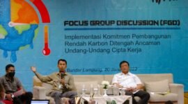 Dosen Fakultas Hukum Unila, Dr Yusdianto (kiri) dan Kabid Perencanaan Infrastruktur dan Kewilayahan Bappeda Lampung, A Lianurzen (kanan), dalam acara FGD Walhi Lampung di Hotel Aston, Bandarlampung, Kamis (20/1). Foto: Netizenku.com