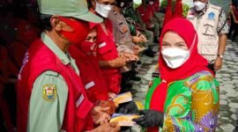 Wali Kota Bandarlampung Eva Dwiana menyerahkan insentif Kaling, Ketua RT, Linmas, Babinsa, dan Bhabinkamtibmas di Kecamatan Tanjungkarang Timur, Jumat (21/1). Foto: Netizenku.com