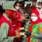 Wali Kota Bandarlampung Eva Dwiana menyerahkan insentif Kaling, Ketua RT, Linmas, Babinsa, dan Bhabinkamtibmas di Kecamatan Tanjungkarang Timur, Jumat (21/1). Foto: Netizenku.com