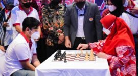 Wali Kota Bandarlampung Eva Dwiana (kanan) membuka Chess Invitation 2022 dengan langkah bidak pertama melawan Grandmaster Catur Novendra (kiri) disaksikan Ketua Percasi Bandarlampung Wilson (tengah) di Hotel Sheraton, Minggu (23/1). Foto: Netizenku.com