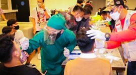 Dinkes Bandarlampung yang tergabung dalam Tim Satgas Covid-19 melakukan tes antigen kepada para pengunjung tempat hiburan, Sabtu (22/1) malam. Foto: Dok. BPPD Bandarlampung