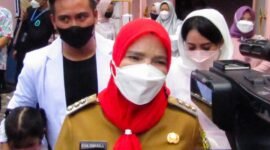 Wali Kota Bandarlampung Eva Dwiana didampingi pemilik usaha Andhita Irianto Salon dan Spa, Kedaton, Senin (24/1). Foto: Netizenku.com