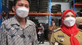 Wali Kota Bandarlampung Eva Dwiana bersama Direktur Makmur Grosir Supermarket Otomotif Lampung, James S Chandra, Selasa (25/1). Foto: Netizenku.com