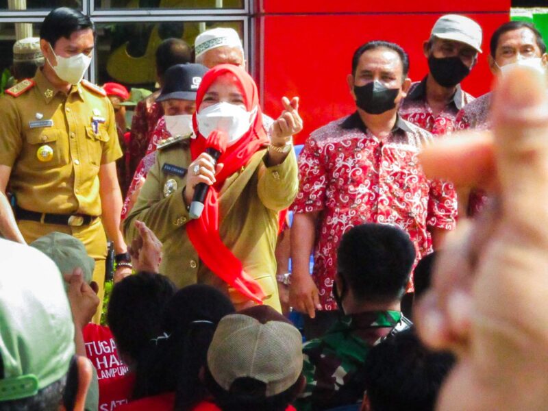 Wali Kota Bandarlampung Eva Dwiana saat membagikan insentif perangkat kelurahan di Kantor Kecamatan Way Halim, Selasa (25/1). Foto: Netizenku.com