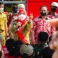 Wali Kota Bandarlampung Eva Dwiana saat membagikan insentif perangkat kelurahan di Kantor Kecamatan Way Halim, Selasa (25/1). Foto: Netizenku.com