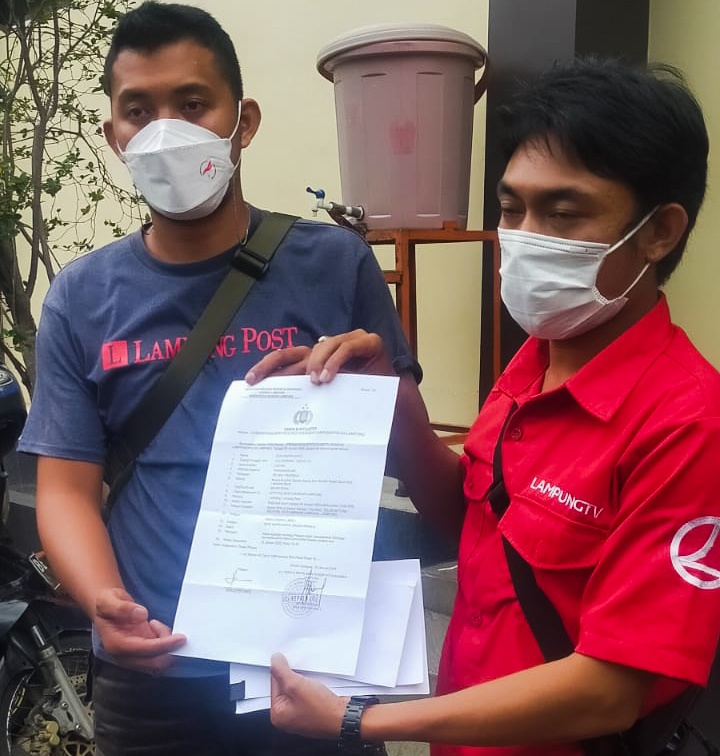 Dua wartawan korban satpam BPN Bandarlampung melaporkan tindak perampasan alat peliputan ke Polres Bandarlampung, Selasa (25/1). Foto: Ist