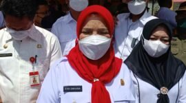 Wali Kota Bandarlampung Eva Dwiana usai membagikan insentif perangkat kelurahan di Kecamatan Enggal, Rabu (26/1). Foto: Netizenku.com