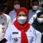 Wali Kota Bandarlampung Eva Dwiana usai membagikan insentif perangkat kelurahan di Kecamatan Enggal, Rabu (26/1). Foto: Netizenku.com