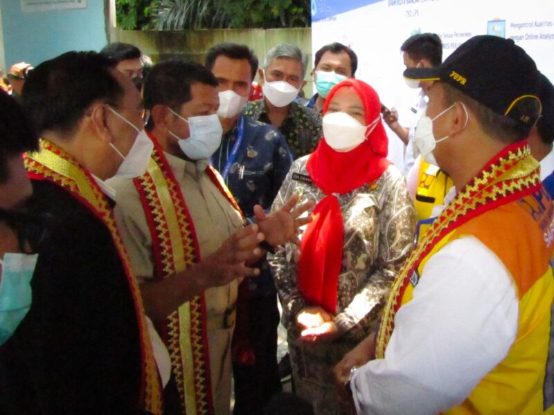 Wali Kota Bandarlampung Eva Dwiana bersama anggota Komisi V DPR RI saat meninjau reservoir PDAM Way Rilau Kota Bandarlampung di Jalan ZA Pagar Alam, Rajabasa, Kamis (27/1). Foto: Netizenku.com