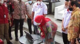 Wali Kota Bandarlampung Eva Dwiana membuka Turnamen Hellau E-Sport Championship (HEC) Season 5 yang digelar ESI Bandarlampung di Kafe Koma Space, Rajabasa, Jumat (28/1). Foto: Netizenku.com