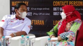 Wali Kota Bandarlampung Eva Dwiana (kanan) bersama Ketua Harian ESI Provinsi Lampung Iqbal Ardiansyah (kiri) di Turnamen Hellau E-Sport Championship (HEC) Season 5 di Kafe Koma Space, Rajabasa, Jumat (28/1). Foto: Netizenku.com