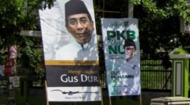 Baliho Ketua Umum DPP PKB, Muhaimin Iskandar, bersanding dengan baliho Ketua Umum PBNU, Gus Yahya, di gerbang UIN Raden Intan Lampung, Bandarlampung, saat Muktamar Ke-34 NU, Rabu (22/12). Foto: Netizenku.com
