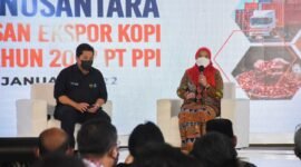 Menteri BUMN Erick Thohir didampingi Wali Kota Bandarlampung Eva Dwiana dalam acara Kick Off PMO Kopi Nusantara di Bandarlampung, Minggu (30/1). Foto: Netizenku.com