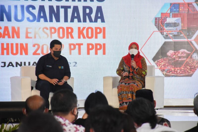 Menteri BUMN Erick Thohir didampingi Wali Kota Bandarlampung Eva Dwiana dalam acara Kick Off PMO Kopi Nusantara di Bandarlampung, Minggu (30/1). Foto: Netizenku.com