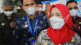 Wali Kota Bandarlampung Eva Dwiana didampingi Direktur PDAM Way Rilau Suhendar Zuber usai menerima kunjungan anggota Komisi V DPR RI di Reservoir PDAM Way Rilau Kota Bandarlampung, Rajabasa, Kamis (27/1). Foto: Netizenku.com