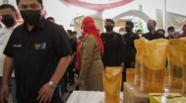 Menteri BUMN Erick Thohir di acara Operasi Pasar Murah Minyak Goreng dan Gula Pasir PTPN 7 di PKOR Way Halim, Kota Bandarlampung, Senin (31/1). Foto: Netizenku.com