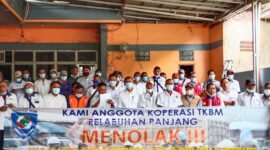 Koperasi TKBM dan Koordinator Kepala Regu Kerja Pelabuhan Panjang menyatakan sikap menolak pencabutan SKB 2 Dirjen 1 Deputi Tahun 2011, Senin (31/1). Foto: Netizenku.com