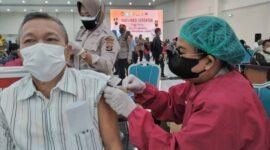 Kelompok rentan lansia mengikuti vaksinasi Covid-19 di GSG UIN Raden Intan Lampung, Jumat (11/2). Foto: Netizenku.com 