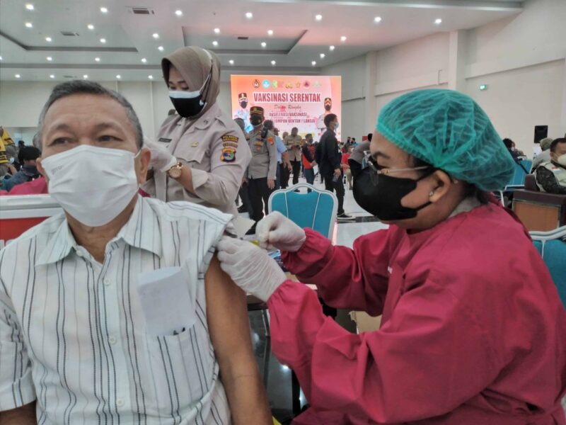Kelompok rentan lansia mengikuti vaksinasi Covid-19 di GSG UIN Raden Intan Lampung, Jumat (11/2). Foto: Netizenku.com 